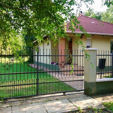 Gyuemoelcsoeskert Szallashely Debrecen Exterior photo