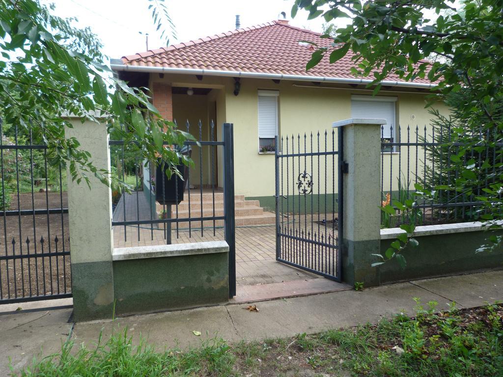 Gyuemoelcsoeskert Szallashely Debrecen Exterior photo